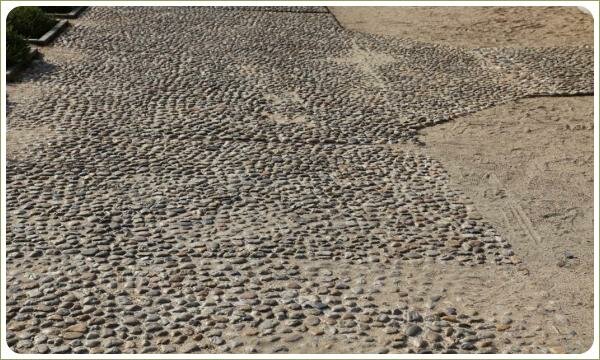 Мощение из мелкой гальки. Прага Мелкий камень округлой формы на широкой дорожке и отсыпка из песка