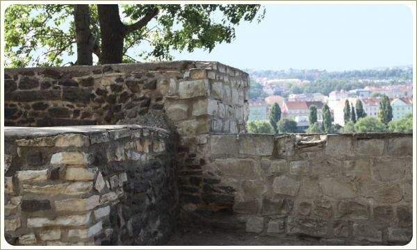 Ограждение из серого камня крупного с уступами