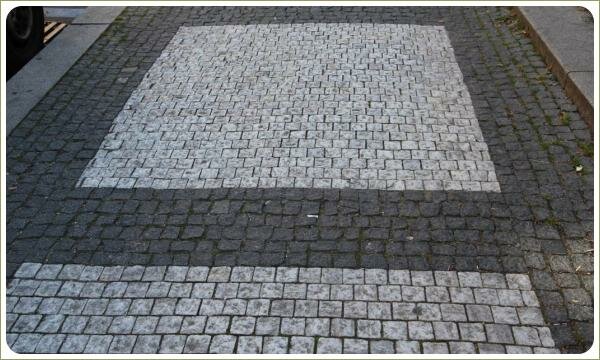 Мощение из брусчатки. Прага Квадратный камень небольшого размера двух оттенков серого цвета в мощении
