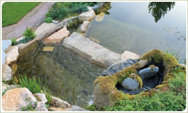 Водный каскад с мхом. Урал Водоём в двух уровнях и каскад с водой и мох на камнях