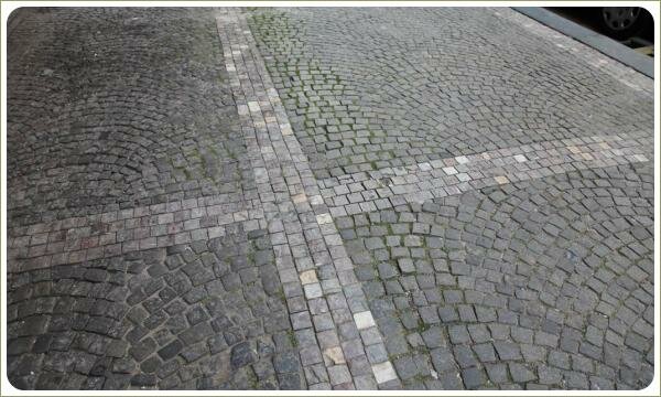 Разноразмерная брусчатка - мощение в Праге Колоты камень разных размеров и качества в мощении улицы
