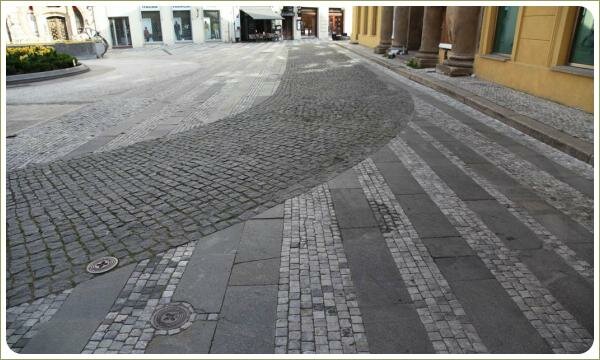 Зонирование улицы - брусчатка в Праге Простые орнаменты из мелкой брусчатки и плоской плитки в мощении городского пространства