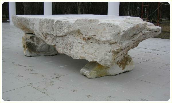 Крупный светлый камень в виде столика