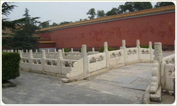 Парк Рабочих. Белый мостик Белый мостик на фоне малиновой стены