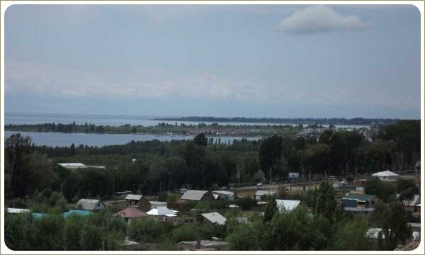 Вид на поселение у подножия горы