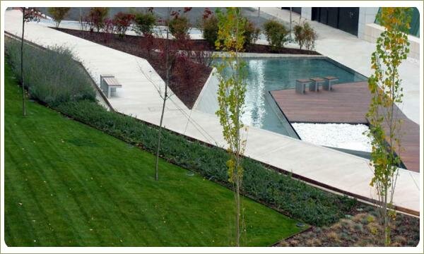 Кружево хай-тека. Современный водоём Современный водоём с берегами в разных уровнях и с поверхностями из разных фактур и материалов