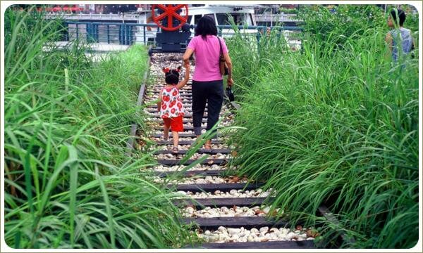 Прогулочная дорожка по шпалам с отсыпкой из гальки
