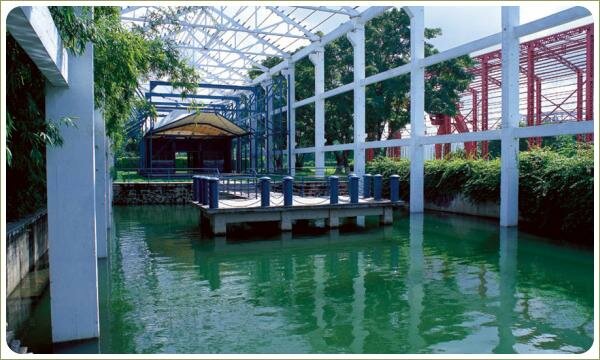 Металлические конструкции и вода с террасой и чайный домик