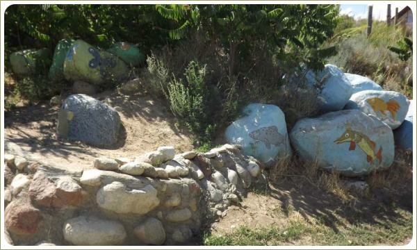 Расписанные камни под уксусным деревом