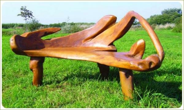 Скамья в форме рога на газоне