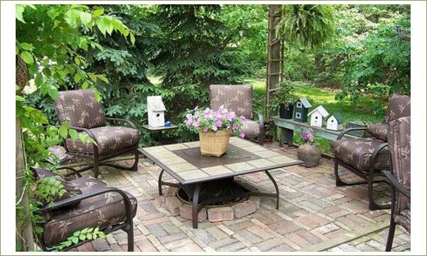 Площадка выложенная плиткой под лёгким навесом и набор садовой мебели