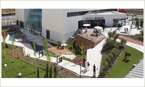 Кружево хай-тека. Извилистая геометрия Геометричная извилистая дорожка и аллея из деревьев на газоне и цветниках из почвопокровных геометричных форм