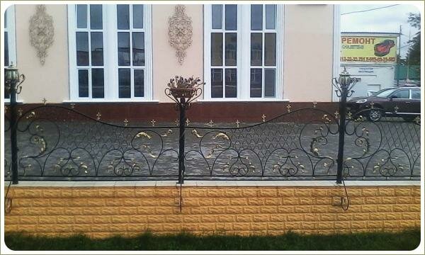 кованый ажурный забор и столбики под фонари и кашпо