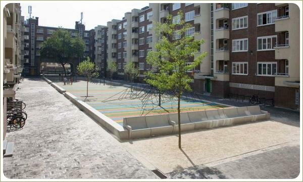 Городской двор и большая скамья и мощение плиткой и цветное покрытие