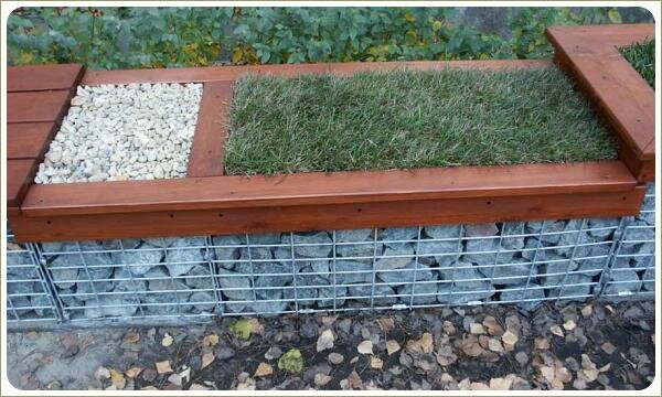 Приподнятый цветник - газон и камни