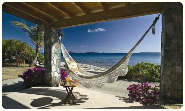 Уютный гамак: на террасе Гамак с кружевом закреплён за каменные столбы крытой террасы на фоне цветников и моря