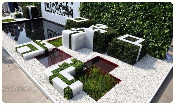 Новаторские сады - стриженные кубы Живая изгородь и код и квадратный водоём и маленькие квадраты водоёмов и стриженные кубы из кустарников