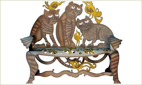Металлическая скамья с вырезанными котами и птицами