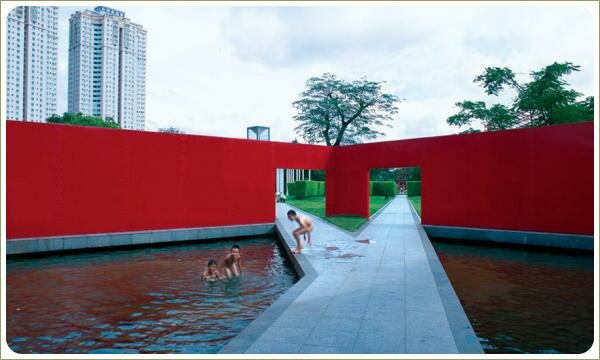 Красное ограждение и дорожка и водоём и дети