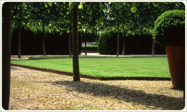 Аллеи из штамбовых деревьев на гравийной отсыпке и стриженные живые изгороди