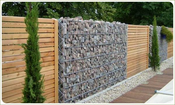 Декоративное ограждение - камни и сетка и дерево