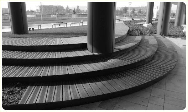 Полу круглая лестница с посадочными карманами на каждой ступени