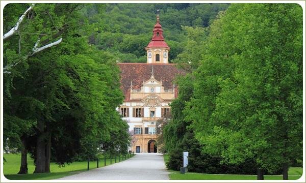 Зелёные аллеи вдоль дороги ведущей в замок