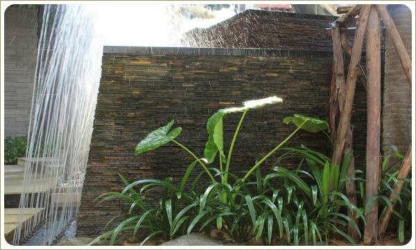 Тонкие столбы воды поднимается вверх и распадаются на множество небольших струек Тонкие струи воды поднимаются вверх и распадаются на множество брызг в чаше вернего уровня с облицовкой ребристым камнем