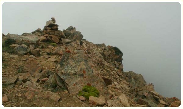 Жёлтые камни на гористом склоне