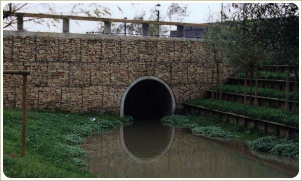 Мост через реку - камни и сетка