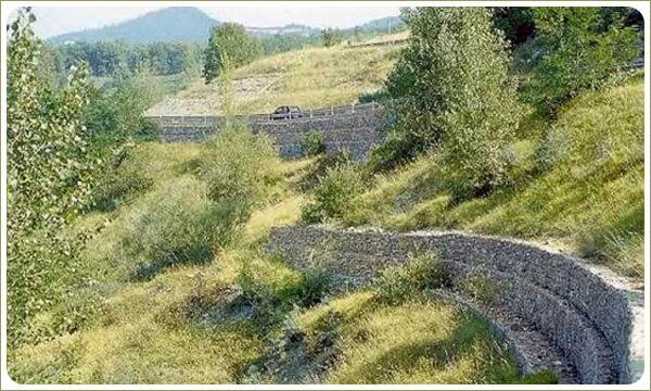 Подпорная стенка - камни с сеткой