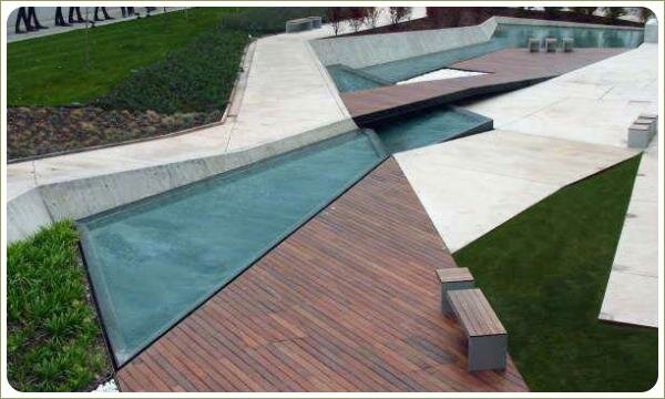 Кружево хай-тека. Покрытия Фрагменты пескаются из стекла и доски и бетона и каменой отсыпки и задернения и газона и вода и и разные уовни по высотам