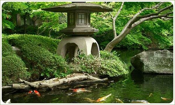 Ритуальный фонарь на берегу среди растений