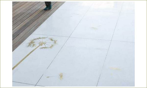 Дорожка из плитки с рисунком одуванчик вдоль деревянного покрытия