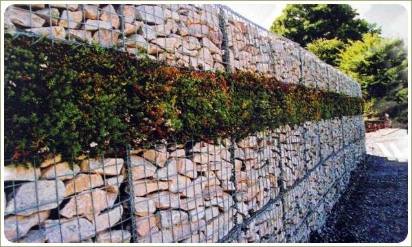 Ограждение с очитками из камней