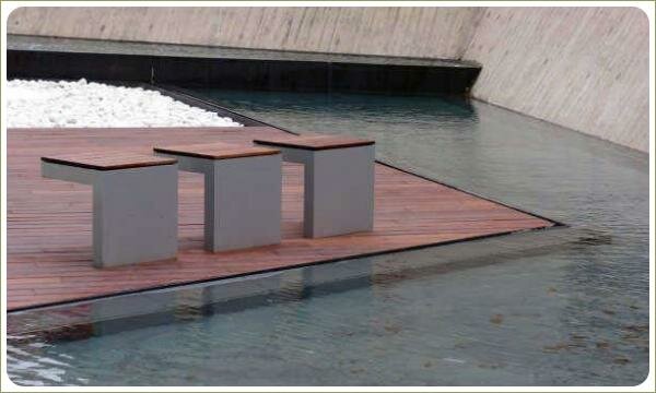 Кружево хай-тека. Скамейки Соременные скамейки и водная гладь ручья и берега из бетона и терасса из дерева