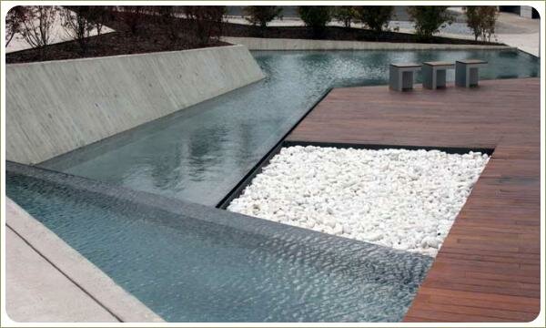 Кружево хай-тека. Зона отдыха Сплетение разных поверхностей из разных материалов и фактур и всё это современный водоём и разные уровни рельефа