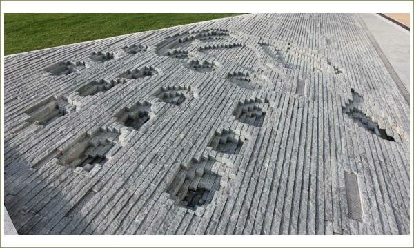 Улубления для воды вырезаны в камне в виде пикселей