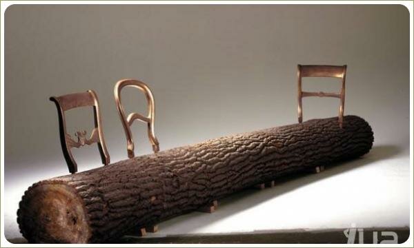 Скамья со спинками от стульев на полене