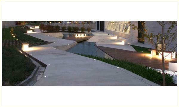 Кружево хай-тека. Точечное освещение Точечные светильники встроены в поверхность дорожек и газона и терасс из дерева