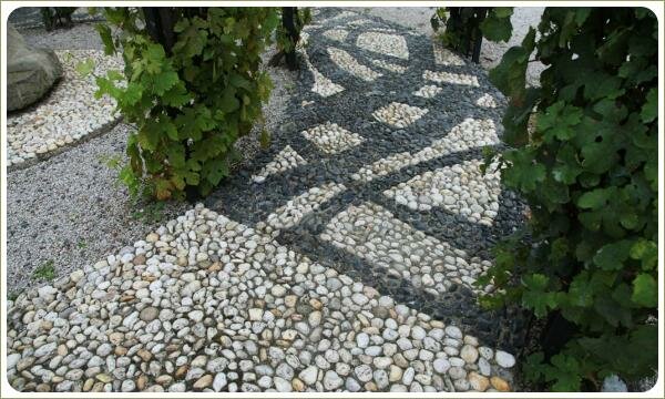 Дорожка с узорами из мелкой гальки 