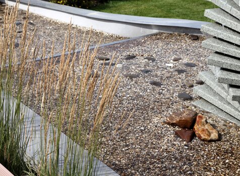 Каскад на гравийной отсыпке и злаки