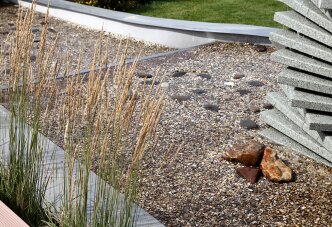 Каскад на гравийной отсыпке и злаки