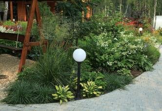 Хосты, астильбы, фонарь