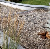 Каскад на гравийной отсыпке и злаки