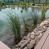 Терраса для отдыха возле пруда