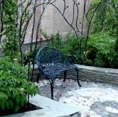 Скамья под кованым шатром