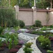 Белые галька на извилистых дорожках и цветники