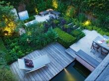 Садовые террасы с мебелью и водоёмом и цветниками и стриженными кустарниками