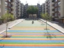 Городской двор и разноцветное покрытие из резины в центре